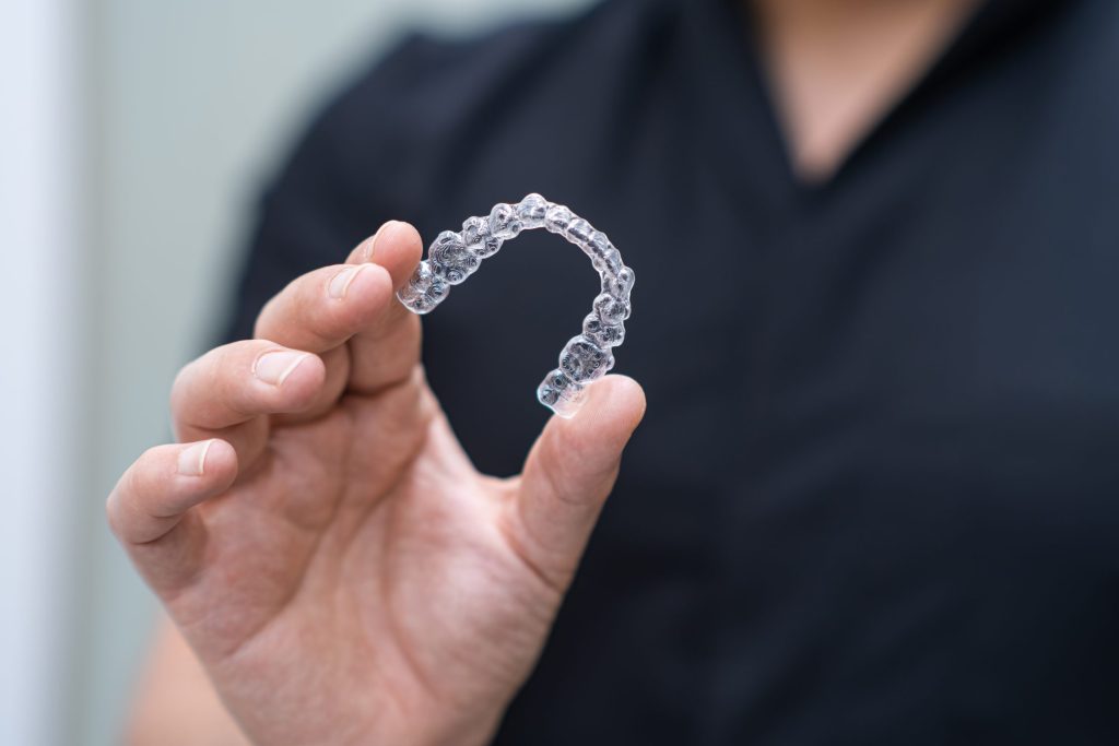 Straight Teeth Without the Metal: Why Simply Clear Aligners Are a Popular Choice for Adults